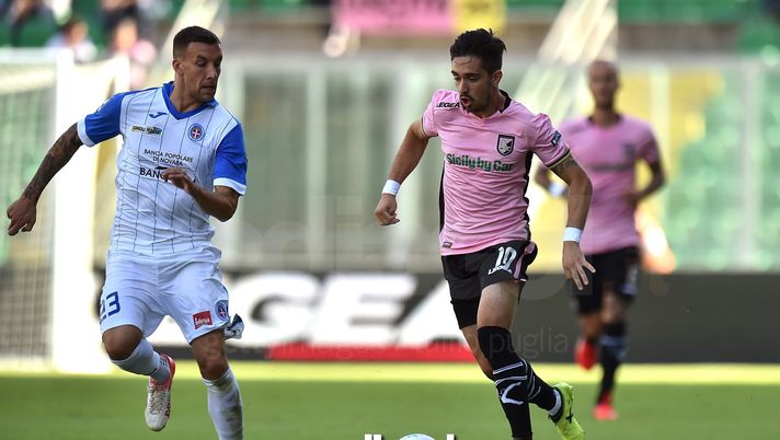Coronado: “Bari sempre battuto, ma stavolta è diverso. Voglio tornare quello di Palermo-Empoli, per le punizioni mi ispiro a…” Coronado: “Bari sempre battuto, ma stavolta è diverso. Voglio tornare quello di Palermo-Empoli, per le punizioni mi ispiro a…”