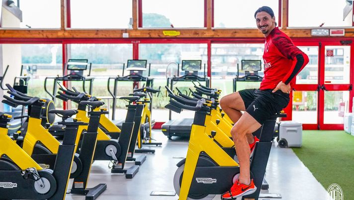 Zlatan Ibrahimovic, attaccante del Milan, in allenamento nella palestra di Milanello (credits: acmilan.com) 