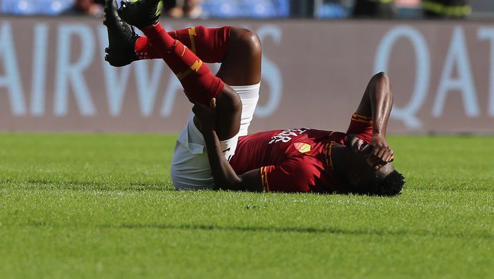 ROME, ITALY - OCTOBER 06: Amadou Diawara of AS Roma is injured during the Serie A match between AS Roma and Cagliari Calcio at Stadio Olimpico on October 6, 2019 in Rome, Italy. (Photo by Paolo Bruno/Getty Images) ROME, ITALY - OCTOBER 06: Amadou Diawara of AS Roma is injured during the Serie A match between AS Roma and Cagliari Calcio at Stadio Olimpico on October 6, 2019 in Rome, Italy. (Photo by Paolo Bruno/Getty Images)