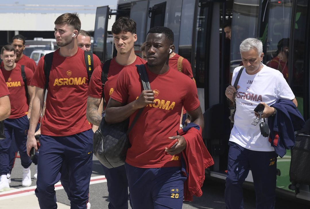 Roma, la partenza per Budapest: domani la finale di Europa League – FOTO GALLERY- immagine 1