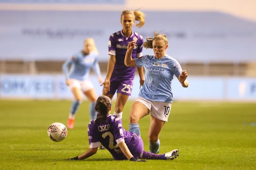MANCHESTER, ENGLAND - MARCH 03: Georgia Stanway of Manchester City is challenged by Janelle Cordia of ACF Fiorentina (Photo by Naomi Baker/Getty Images) MANCHESTER, ENGLAND - MARCH 03: Georgia Stanway of Manchester City is challenged by Janelle Cordia of ACF Fiorentina (Photo by Naomi Baker/Getty Images)