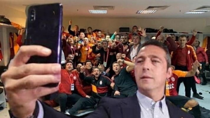 Il presidente Ali Koc e la squadra del Galatasaray subito dopo il derby vinto Il presidente Ali Koc e la squadra del Galatasaray subito dopo il derby vinto