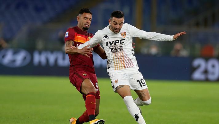 ROME, ITALY - OCTOBER 18:  Bruno Peres of AS Roma competes for the ball with Roberto Insigne of Benevento Calcio during the Serie A match between AS Roma and Benevento Calcio at Stadio Olimpico on October 18, 2020 in Rome, Italy.  (Photo by Paolo Bruno/Getty Images) 
