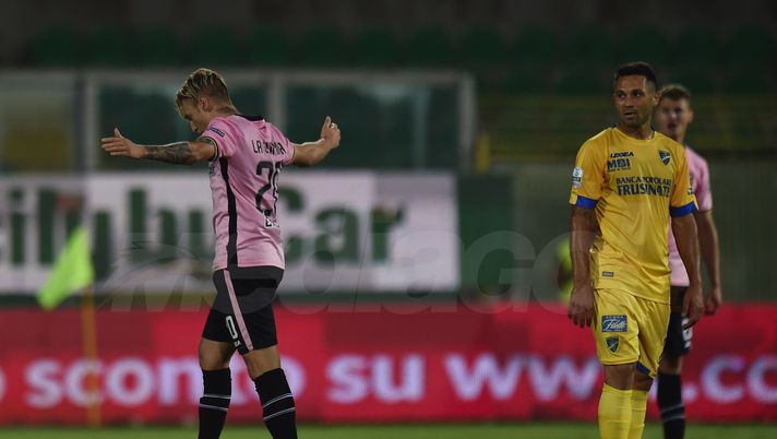 PALERMO, ITALY - JUNE 13:  Antonino La Gumina of Palermo celebrates after scoring the equalizing goal during the serie B playoff match final between US Citta di Palermo and Frosinone Calcio at Stadio Renzo Barbera on June 13, 2018 in Palermo, Italy.  (Photo by Tullio M. Puglia/Getty Images)  PALERMO, ITALY - JUNE 13:  Antonino La Gumina of Palermo celebrates after scoring the equalizing goal during the serie B playoff match final between US Citta di Palermo and Frosinone Calcio at Stadio Renzo Barbera on June 13, 2018 in Palermo, Italy.  (Photo by Tullio M. Puglia/Getty Images)