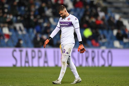 REGGIO NELL'EMILIA, ITALY - FEBRUARY 26: Bartlomiej Dragowski of ACF Fiorentina reacts during the Serie A match between US Sassuolo and ACF Fiorentina at Mapei Stadium - Citta' del Tricolore on February 26, 2022 in Reggio nell'Emilia, Italy. (Photo by Alessandro Sabattini/Getty Images) Dragowski, dopo l’Espanyol si fa sotto un altro club spagnolo- immagine 2