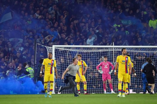 LIVERPOOL, ENGLAND - MAY 19: Players of Crysal Palace react as Everton fans invade the pitch during the Premier League match between Everton and Crystal Palace at Goodison Park on May 19, 2022 in Liverpool, England. (Photo by Gareth Copley/Getty Images) Inghilterra, scatta il divieto automatico: chi ha invaso il campo la scorsa stagione è già espulso dagli stadi - immagine 1