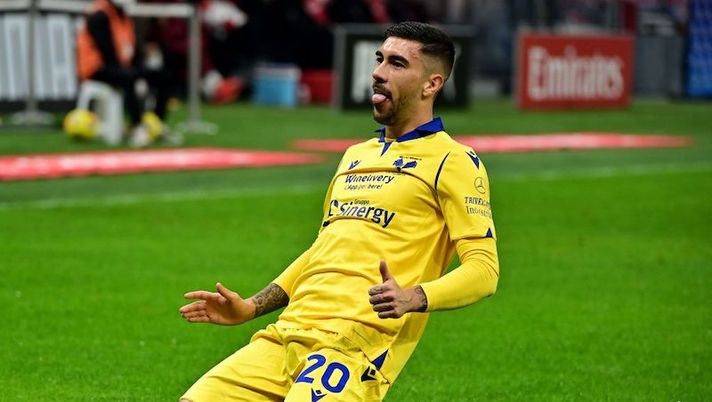 Hellas Verona's Italian midfielder Mattia Zaccagni celebrates after scoring during the Italian Serie A football match between AC Milan and Hellas Verona at the San Siro stadium in Milan on November 8, 2020. (Photo by Miguel MEDINA / AFP) (Photo by MIGUEL MEDINA/AFP via Getty Images) Verona, segnali incoraggianti per Zaccagni: quando può tornare dopo lo stop - immagine 1