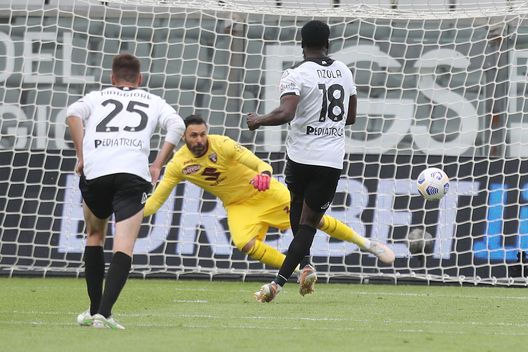  LA SPEZIA, ITALY - MAY 15: Mbala Nzola of Spezia Calcio scores a goal during the Serie A match between Spezia Calcio and Torino FC at Stadio Alberto Picco on May 15, 2021 in La Spezia, Italy. (Photo by Gabriele Maltinti/Getty Images) 