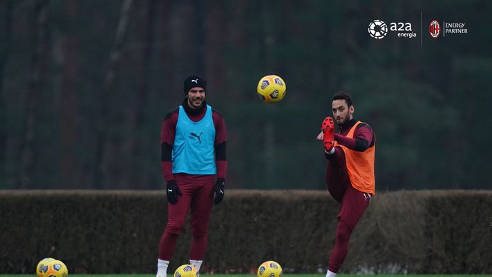 Theo Hernandez e Hakan Calhanoglu in allenamento (acmilan.com) 