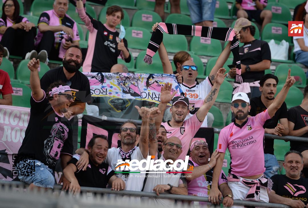 Fototifo, facce da Serie B. I tifosi allo stadio per Palermo-Padova 1-0 - immagine 76