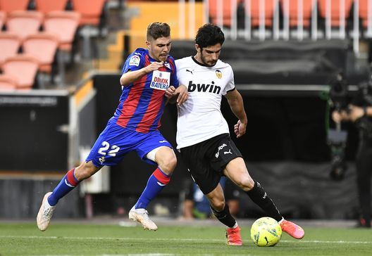  VALENCIA, SPAIN - MAY 16: Goncalo Guedes of Valencia CF battles for possession with Alejandro Pozo of SD Eibar during the La Liga Santander match between Valencia CF and SD Eibar at Estadio Mestalla on May 16, 2021 in Valencia, Spain. Valencia CF will host 5,000 fans in the stadium for the first time in over a year as the Spanish government allows teams in regions with low incidence rates to welcome back fans. (Photo by Aitor Alcalde/Getty Images) 
