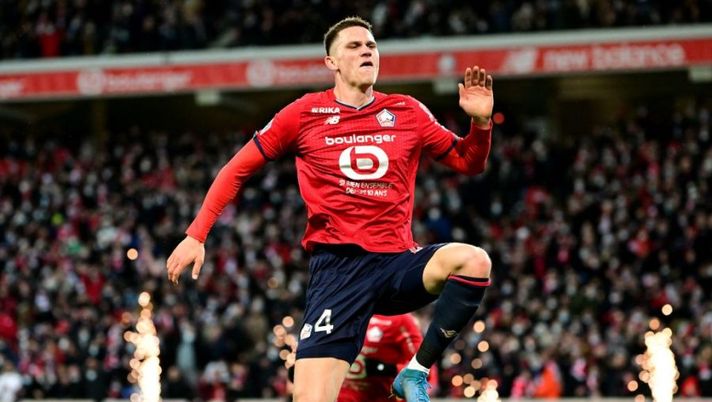Lille's Dutch defender Sven Botman celebrates after scoring a goal during the French L1 football match between Lille and Paris Saint-Germain at the Pierre-Mauroy stadium in Villeneuve-d'Ascq, near Lille, on February 6, 2022. (Photo by DENIS CHARLET / AFP) (Photo by DENIS CHARLET/AFP via Getty Images) Botman: “Futuro? Ci sono delle discussioni in corso”. E quando gli chiedono del Milan… - immagine 1