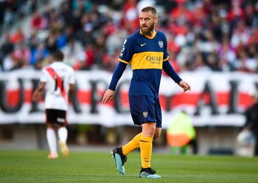 BUENOS AIRES, ARGENTINA - SEPTEMBER 01: Daniele De Rossi of Boca Juniors looks on during a match between River Plate and Boca Juniors as part of Superliga 2019/20 at Estadio Monumental Antonio Vespucio Liberti on September 1, 2019 in Buenos Aires, Argentina. (Photo by Marcelo Endelli/Getty Images) BUENOS AIRES, ARGENTINA - SEPTEMBER 01: Daniele De Rossi of Boca Juniors looks on during a match between River Plate and Boca Juniors as part of Superliga 2019/20 at Estadio Monumental Antonio Vespucio Liberti on September 1, 2019 in Buenos Aires, Argentina. (Photo by Marcelo Endelli/Getty Images)