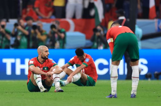 AL KHOR, QATAR - DECEMBER 14: Sofyan Amrabat, Achraf Dari and Hakim Ziyech of Morocco show dejection after the team's 0-2 defeat in the FIFA World Cup Qatar 2022 semi final match between France and Morocco at Al Bayt Stadium on December 14, 2022 in Al Khor, Qatar. (Photo by Buda Mendes/Getty Images) La Viola non molla Amrabat: l’idea del rinnovo prende sempre più forza- immagine 2