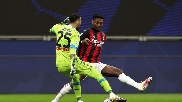 MILAN, ITALY - MARCH 14: David Ospina of Napoli is closed down by Rafael Leao of AC Milan during the Serie A match between AC Milan and SSC Napoli at Stadio Giuseppe Meazza on March 14, 2021 in Milan, Italy. Sporting stadiums around Italy remain under strict restrictions due to the Coronavirus Pandemic as Government social distancing laws prohibit fans inside venues resulting in games being played behind closed doors. (Photo by Marco Luzzani/Getty Images) MILAN, ITALY - MARCH 14: David Ospina of Napoli is closed down by Rafael Leao of AC Milan during the Serie A match between AC Milan and SSC Napoli at Stadio Giuseppe Meazza on March 14, 2021 in Milan, Italy. Sporting stadiums around Italy remain under strict restrictions due to the Coronavirus Pandemic as Government social distancing laws prohibit fans inside venues resulting in games being played behind closed doors. (Photo by Marco Luzzani/Getty Images)