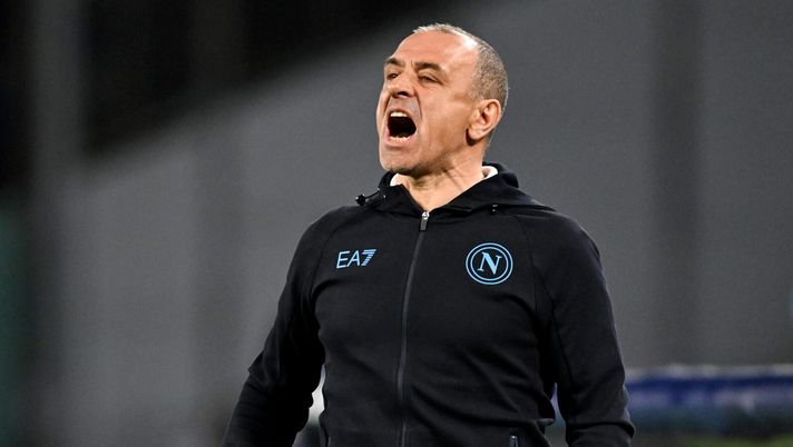 NAPLES, ITALY - FEBRUARY 21: Francesco Calzona, Head Coach of SSC Napoli, reacts during the UEFA Champions League 2023/24 round of 16 first leg match between SSC Napoli and FC Barcelona at Stadio Diego Armando Maradona on February 21, 2024 in Naples, Italy. (Photo by Francesco Pecoraro/Getty Images) Calzona