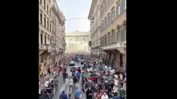 VIDEO Italia, è trionfo azzurro: la festa di Mancini & Co sul pullman scoperto
