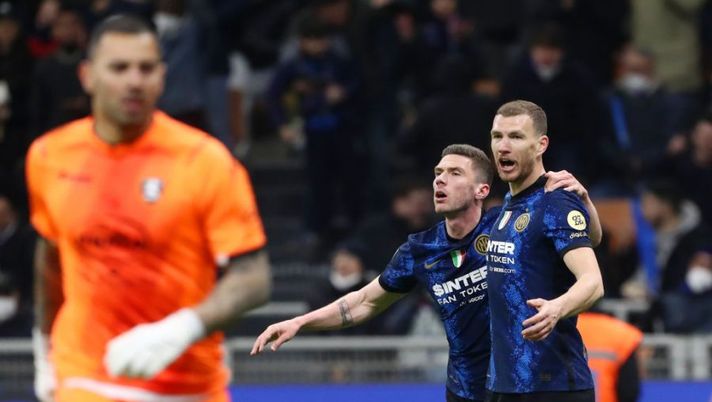 MILAN, ITALY - MARCH 04: Edin Dzeko of FC Internazionale (R) celebrates with teammate Robin Gosens after scoring their team's fifth goal during the Serie A match between FC Internazionale and US Salernitana at Stadio Giuseppe Meazza on March 04, 2022 in Milan, Italy. (Photo by Marco Luzzani/Getty Images) Inter, Gosens è tornato: debutto in Serie A con i nerazzurri e assist dopo 2 minuti - immagine 1
