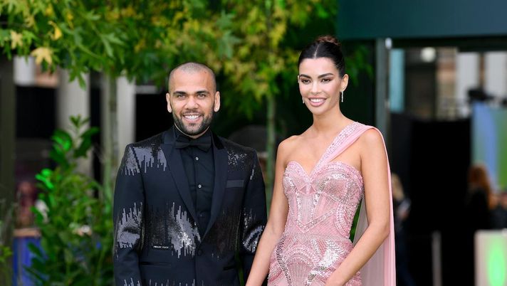 Denuncia per molestie, la moglie di Dani Alves è con lui: “Oggi una donna vale meno di un…” - immagine 1