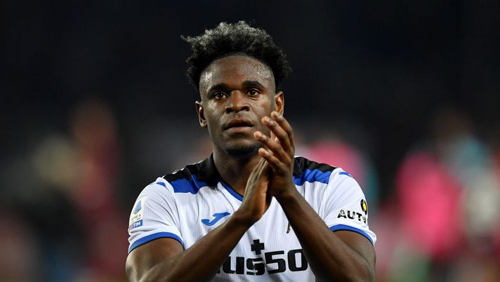TURIN, ITALY - APRIL 29: Duvan Zapata of Atalanta BC applauds the fans following the team's victory during the Serie A match between Torino FC and Atalanta BC at Stadio Olimpico di Torino on April 29, 2023 in Turin, Italy. (Photo by Valerio Pennicino/Getty Images) Atalanta, entro sabato gli esami di Zapata. Per Soppy, Djimsiti, Boga e Lookman… - immagine 1