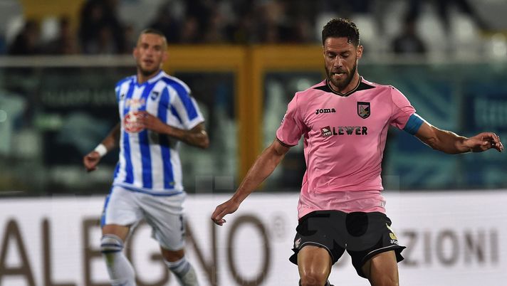 PESCARA, ITALY - MAY 22: Michele Fornasier of US Citta di Palermo and Andrea Rispoli of US Citta di Palermo in action during the Serie A match between Pescara Calcio and US Citta di Palermo at Adriatico Stadium on May 22, 2017 in Pescara, Italy. (Photo by Giuseppe Bellini/Getty Images) PESCARA, ITALY - MAY 22: Michele Fornasier of US Citta di Palermo and Andrea Rispoli of US Citta di Palermo in action during the Serie A match between Pescara Calcio and US Citta di Palermo at Adriatico Stadium on May 22, 2017 in Pescara, Italy. (Photo by Giuseppe Bellini/Getty Images)