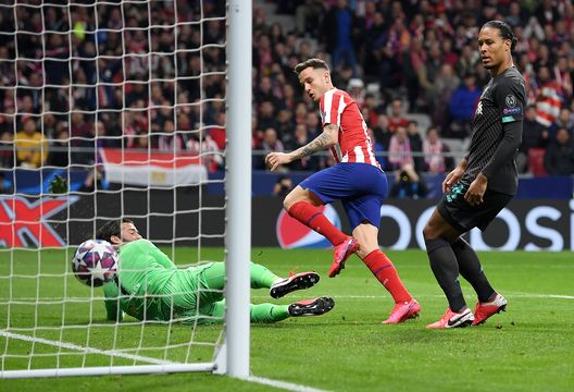 MADRID, SPAIN - FEBRUARY 18: Saul Niguez of Atletico Madrid scores his team's first goal past Alisson Becker of Liverpool during the UEFA Champions League round of 16 first leg match between Atletico Madrid and Liverpool FC at Wanda Metropolitano on February 18, 2020 in Madrid, Spain. (Photo by Michael Regan/Getty Images) MADRID, SPAIN - FEBRUARY 18: Saul Niguez of Atletico Madrid scores his team's first goal past Alisson Becker of Liverpool during the UEFA Champions League round of 16 first leg match between Atletico Madrid and Liverpool FC at Wanda Metropolitano on February 18, 2020 in Madrid, Spain. (Photo by Michael Regan/Getty Images)