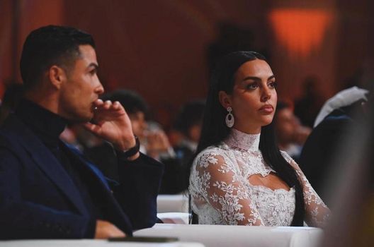 Georgina Rodriguez ai Joy Awards: lady Cristiano Ronaldo sfila con un abito di cristalli - immagine 1