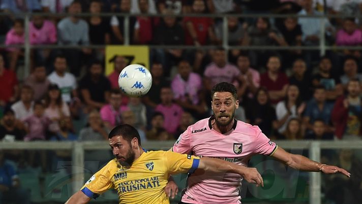 PALERMO, ITALY - JUNE 13:  Roberto Crivello (L) of Frosinone and Andrea Rispoli of Palermo jump for the ball during the serie B playoff match final between US Citta di Palermo and Frosinone Calcio at Stadio Renzo Barbera on June 13, 2018 in Palermo, Italy.  (Photo by Tullio M. Puglia/Getty Images) 
