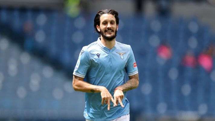 ROME, ITALY - MAY 02: Luis Alberto of SS Lazio celebrates after scoring their team's third goal during the Serie A match between SS Lazio and Genoa CFC at Stadio Olimpico on May 02, 2021 in Rome, Italy. Sporting stadiums around Italy remain under strict restrictions due to the Coronavirus Pandemic as Government social distancing laws prohibit fans inside venues resulting in games being played behind closed doors. (Photo by Paolo Bruno/Getty Images) Sarri su Luis Alberto: “Non c’è la pena di morte! Vediamo cosa dice, magari saremo d’accordo” - immagine 1