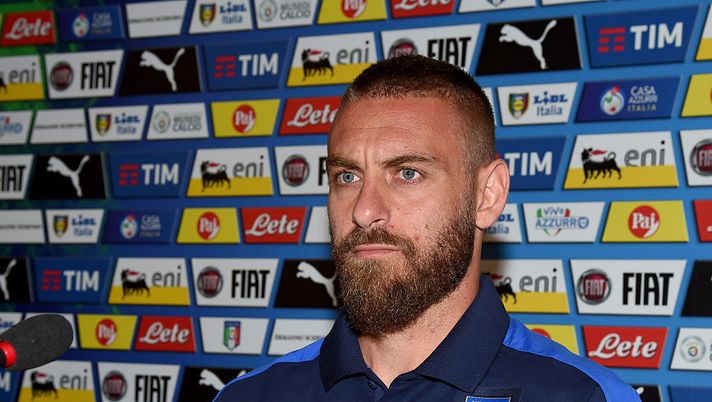 MONTPELLIER, FRANCE - JUNE 20:  Daniele De Rossi of Italy speaks with the media during a press conference at Casa Azzurri on June 20, 2016 in Lyon, France.  (Photo by Claudio Villa/Getty Images) 