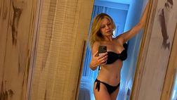 Anna Falchi si concede un bagno e un po’ di relax: il risultato in bikini è spettacolare