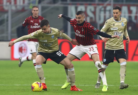 MILAN, ITALY - JANUARY 15: Georgi Tunjov of Spal competes for the ball with Rade Krunic of AC Milan during the Coppa Italia match between AC Milan and SPAL at Stadio Giuseppe Meazza on January 15, 2020 in Milan, Italy. (Photo by Marco Luzzani/Getty Images) MILAN, ITALY - JANUARY 15: Georgi Tunjov of Spal competes for the ball with Rade Krunic of AC Milan during the Coppa Italia match between AC Milan and SPAL at Stadio Giuseppe Meazza on January 15, 2020 in Milan, Italy. (Photo by Marco Luzzani/Getty Images)