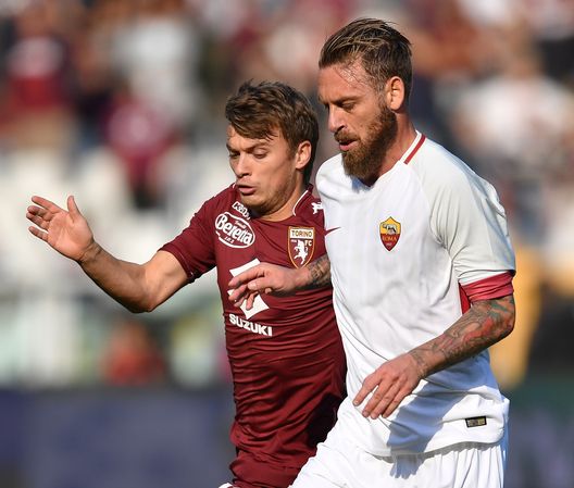 TURIN, ITALY - OCTOBER 22: Adem Ljajic (L) of Torino FC competes with Daniele De Rossi of AS Roma during the Serie A match between Torino FC and AS Roma at Stadio Olimpico di Torino on October 22, 2017 in Turin, Italy. (Photo by Valerio Pennicino/Getty Images) 