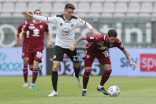 LA SPEZIA, ITALY - MAY 15: Luca Maggiore of Spezia Calcio battles for the ball with Antonio Sanabria of Torino FC during the Serie A match between Spezia Calcio and Torino FC at Stadio Alberto Picco on May 15, 2021 in La Spezia, Italy. (Photo by Gabriele Maltinti/Getty Images) LA SPEZIA, ITALY - MAY 15: Luca Maggiore of Spezia Calcio battles for the ball with Antonio Sanabria of Torino FC during the Serie A match between Spezia Calcio and Torino FC at Stadio Alberto Picco on May 15, 2021 in La Spezia, Italy. (Photo by Gabriele Maltinti/Getty Images)