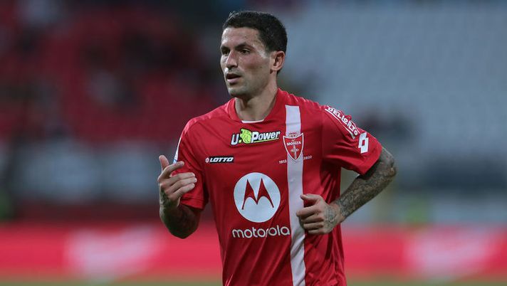 MONZA, ITALY - AUGUST 26: Stefano Sensi of AC Monza looks on during the Serie A match between AC Monza and Udinese Calcio at Stadio Brianteo on August 26, 2022 in Monza, Italy. (Photo by Emilio Andreoli/Getty Images) Sensi: “Ho sentito l’osso spezzarsi, ma tornerò più forte. Inter? A fine anno si vedrà” - immagine 1