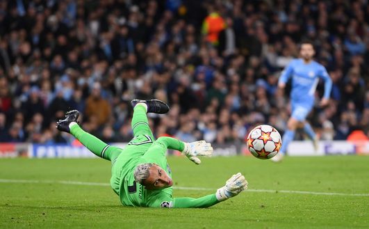 MANCHESTER, ENGLAND - NOVEMBER 24: Keylor Navas of Paris Saint-Germain attempts to make a save during the UEFA Champions League group A match between Manchester City and Paris Saint-Germain at Etihad Stadium on November 24, 2021 in Manchester, England. (Photo by Laurence Griffiths/Getty Images) Napoli con un nuovo portiere contro la Fiorentina? Si avvicina un obiettivo- immagine 2