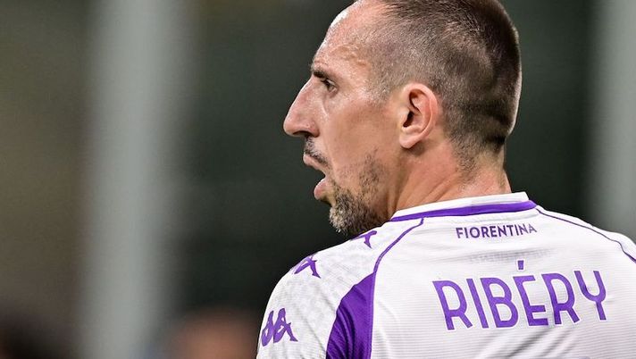 Fiorentina's French forward Franck Ribery looks on during the Italian Serie A football match Inter vs Fiorentina on September 26, 2020 at the Giuseppe-Meazza (San Siro) stadium in Milan. (Photo by MIGUEL MEDINA / AFP) (Photo by MIGUEL MEDINA/AFP via Getty Images) Sky: “Ribery non sta ancora benissimo dopo la botta subita contro l’Inter” - immagine 1