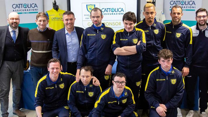 Una rappresentanza di allenatori e giocatori della squadra Chievo For Special con Campedelli, Frey e Meggiorini

  