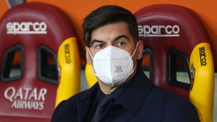 ROME, ITALY - DECEMBER 17: Paulo Fonseca, head coach of Roma looks on as he wears a face mask ahead of the Serie A match between AS Roma and Torino FC at Stadio Olimpico on December 17, 2020 in Rome, Italy. The match will be played without fans, behind closed doors as a Covid-19 precaution. (Photo by Paolo Bruno/Getty Images) Fonseca: “Pedro convocato? Scelta fatta per il derby! Formazione, nessun dubbio” - immagine 1