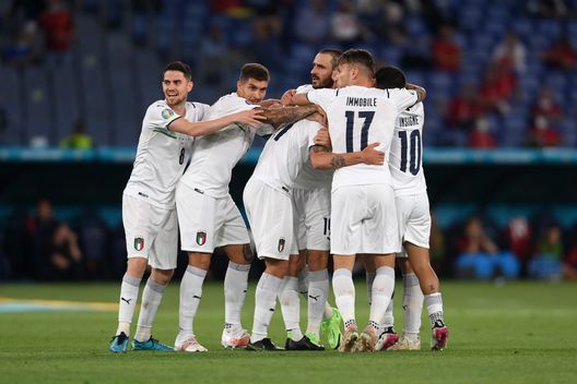 ROME, ITALY - JUNE 11: Jorginho of Italy celebrates their side's victory with team mates after the UEFA Euro 2020 Championship Group A match between Turkey and Italy at the Stadio Olimpico on June 11, 2021 in Rome, Italy. (Photo by Mike Hewitt/Getty Images) ROME, ITALY - JUNE 11: Jorginho of Italy celebrates their side's victory with team mates after the UEFA Euro 2020 Championship Group A match between Turkey and Italy at the Stadio Olimpico on June 11, 2021 in Rome, Italy. (Photo by Mike Hewitt/Getty Images)