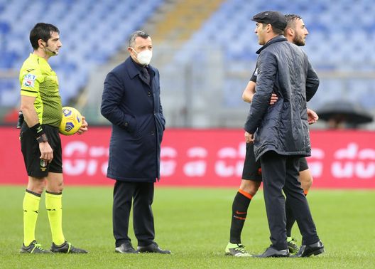 ROME, ITALY - DECEMBER 06: Paulo Fonseca, Head Coach of Roma talks to referee Fabio Maresca during the Serie A match between AS Roma and US Sassuolo at Stadio Olimpico on December 06, 2020 in Rome, Italy. Sporting stadiums around Italy remain under strict restrictions due to the Coronavirus Pandemic as Government social distancing laws prohibit fans inside venues resulting in games being played behind closed doors. (Photo by Paolo Bruno/Getty Images) Maresca, la Roma e gli allenatori portoghesi: un rapporto complicato - immagine 1