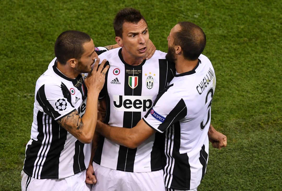  CARDIFF, WALES - JUNE 03:  Mario Mandzukic of Juventus celebrates scoring his sides first goal with Giorgio Chiellini of Juventus and Leonardo Bonucci of Juventus during the UEFA Champions League Final between Juventus and Real Madrid at National Stadium of Wales on June 3, 2017 in Cardiff, Wales.  (Photo by Michael Regan/Getty Images) 