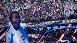 Il cuore del Pistolero: saluta un tifoso del Penarol prima del derby di Montevideo…
