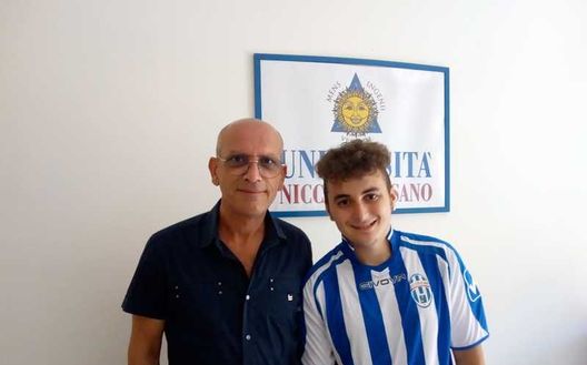 La consegna della maglia - (Foto ilgiornaleditrani) La consegna della maglia - (Foto ilgiornaleditrani)