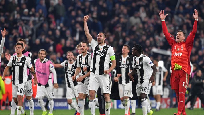 TURIN, ITALY - MARCH 12:  Juventus players  celebrate the victory at the end of the UEFA Champions League Round of 16 Second Leg match between Juventus and Club de Atletico Madrid at Allianz Stadium on March 12, 2019 in Turin, .  (Photo by Valerio Pennicino - Juventus FC/Juventus FC via Getty Images) 
