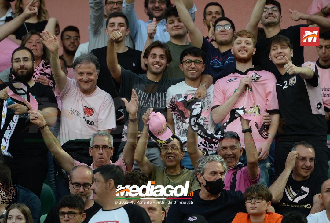 Fototifo, i tifosi allo stadio per Palermo-Feralpisaló 1-0 (gallery) - immagine 193