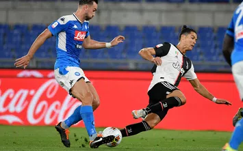  ROME, ITALY - JUNE 17: Cristiano Ronaldo of Juventus fights for the ball with Fabian Ruiz of SSC Napoli during the Coppa Italia Final match between Juventus and SSC Napoli at Olimpico Stadium on June 17, 2020 in Rome, Italy. (Photo by Marco Rosi/Getty Images)