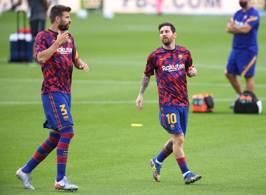 BARCELONA, SPAIN - SEPTEMBER 19: Gerard Pique of Barcelona warms up with Lionel Messi of Barcelona during the Joan Gamper Trophy match between FC Barcelona and Elche CF on September 19, 2020 in Barcelona, Spain. (Photo by Alex Caparros/Getty Images) Barca, al compleanno di Xavi c’è Messi, ma non Piqué: “Rapporti peggiorati, Leo si è sentito tradito” - immagine 1