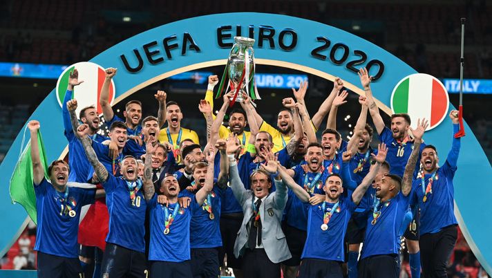 LONDON, ENGLAND - JULY 11: Giorgio Chiellini, Captain of Italy lifts The Henri Delaunay Trophy following his team's victory in the UEFA Euro 2020 Championship Final between Italy and England at Wembley Stadium on July 11, 2021 in London, England. (Photo by Michael Regan/UEFA via Getty Images) 