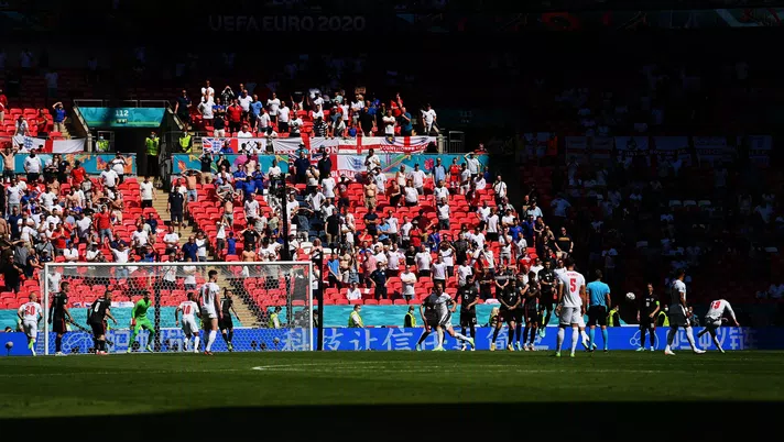 LONDON, ENGLAND - JUNE 13: A general view inside the stadium as Mason Mount of England takes a free kick during the UEFA Euro 2020 Championship Group D match between England and Croatia at Wembley Stadium on June 13, 2021 in London, England. (Photo by Laurence Griffiths/Getty Images)